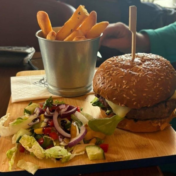 Beef burger with chunky chips