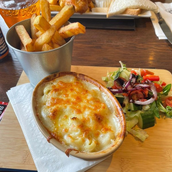 Macaroni cheese with chips and salad